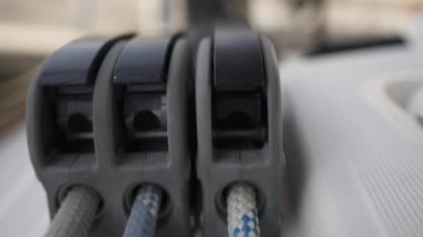 Yat çizgilerinin üzerinden kayan kamera sığ alan derinliğine sahip.