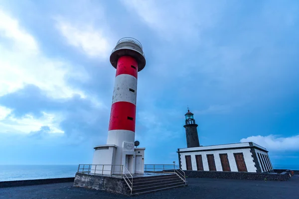 Eski Yeni Deniz Fenerinin Geniş Açılı Alt Görüntüsü Bulutların Altında — Stok fotoğraf