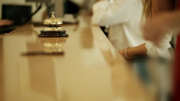 Hotel Tocar Sino Foco Muitos Desfocados Convidados Irreconhecíveis Tendo Cartão — Vídeo de Stock