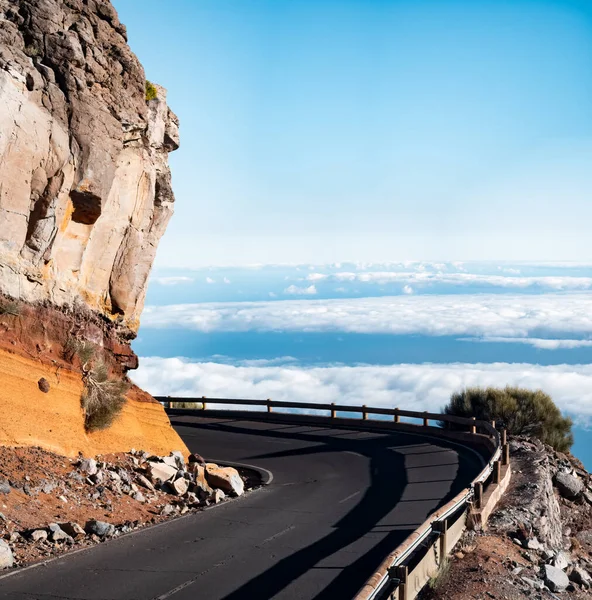 雲の上の岩やテキスト空間の層の後ろに湾曲した道路 — ストック写真