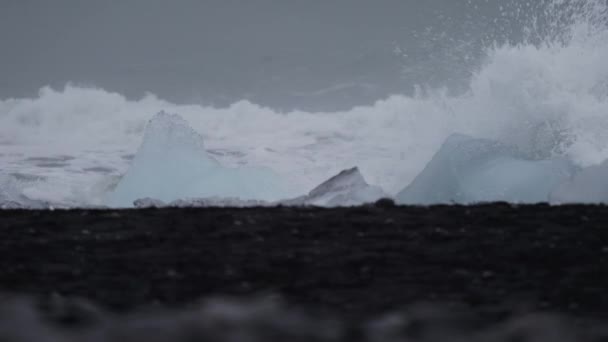 Хвилі Розбивають Айсберги Чорному Узбережжі Йокулсарлон — стокове відео