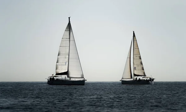 Zwei Segelschiffe Kreuzen Kurs Ozean Vor Weißem Himmel — Stockfoto
