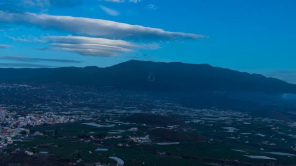 黄昏时分 随着城市时间的流逝 正在冒烟的卡布瑞维加火山 — 图库视频影像
