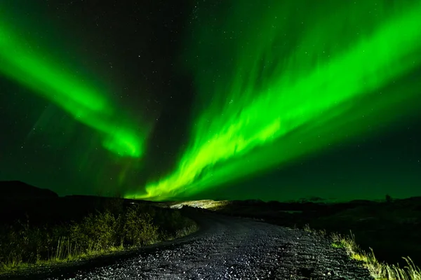 Aurora Borealis Zelené Světlo Paprsky Přes Trať Tmavé Noci — Stock fotografie