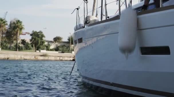 Nierozpoznawalny Marynarz Opuszczający Błotniki Żaglówki — Wideo stockowe
