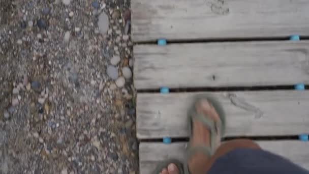 脚踏着凉鞋在木制平台上行走 俯瞰全景 — 图库视频影像