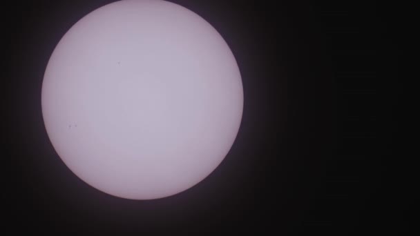 Sol Med Solfläckar Rör Sig Snabbt Över Den Svarta Himlen — Stockvideo