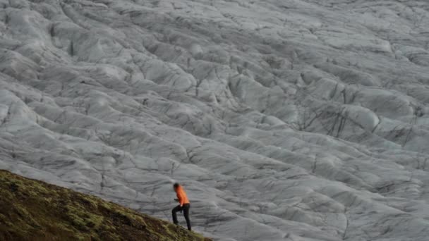 Onherkenbare Toerist Neemt Foto Naar Gletsjer Loopt Weg — Stockvideo
