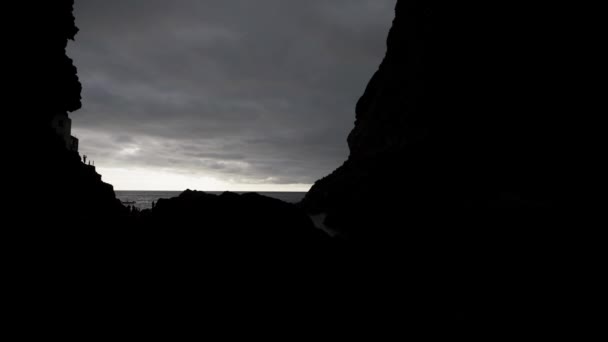来自洞穴的海洋 云彩和黑暗的落日 — 图库视频影像