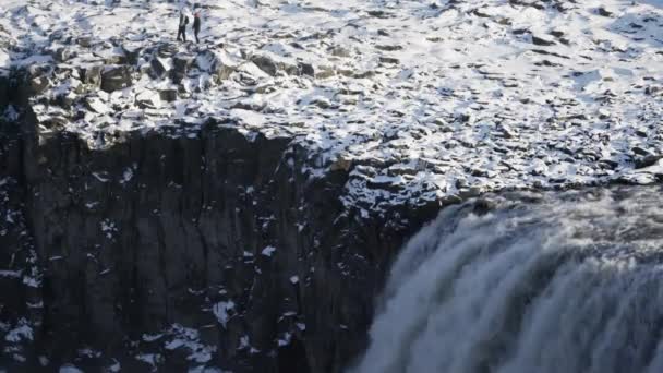 Turistas Irreconhecíveis Cima Dettifoss Cachoeira Maciça — Vídeo de Stock