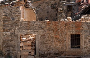 Eski harabe taş ev cephesi