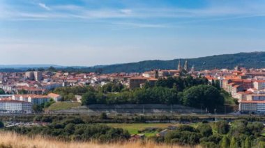 Santiago de Compostela şehir merkezinin silueti vinç hareket ediyor ve otoyol zaman aşımına uğradı