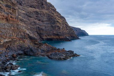 La Palma Adası 'ndaki engebeli volkanik kıyı şeridinde uzun süreli ipek suyu.
