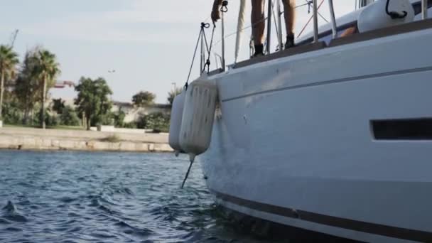 Onherkenbare Zeeman Die Spatborden Van Een Zeilboot Beklimt — Stockvideo