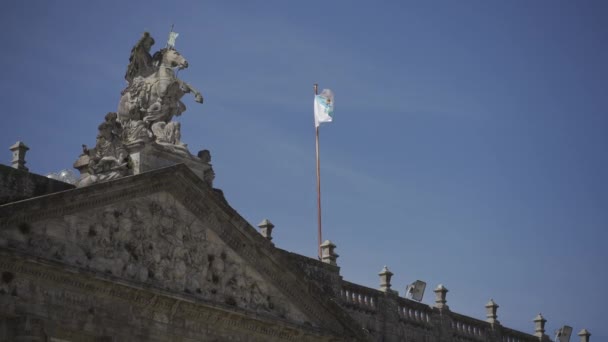 Dalekie Ujęcie Galicyjskiej Flagi Uderzającej Błękitne Niebo Posągiem Santiago — Wideo stockowe