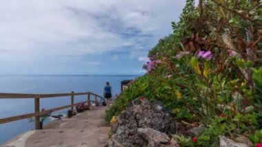 Okyanusa giden merdivenler tanınmayan turistlerle dolu.