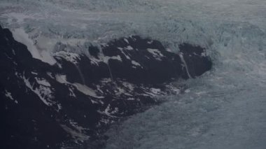 İzlanda 'da şelaleler ve metin uzayıyla büyük bir buzul görüntüsü.