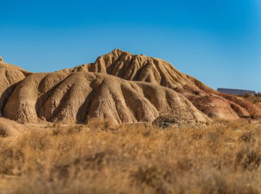 Bardenas ikonik çöl oluşumları Navarra 'daki yamaç manzarası
