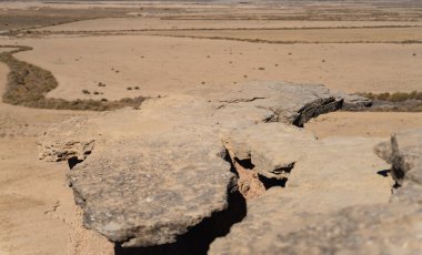 Çöle düz kaya bakış açısı, kayaya odaklanma, bulanık arkaplan