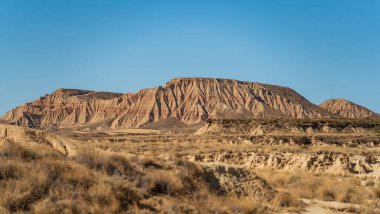 Bardenas kuru çöl klasik kum dağı renkli katmanları ile