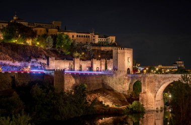 Geceleri Toledo 'daki trafik ışıkları ve Alcantara köprüsüne uzun süre maruz kalmak.