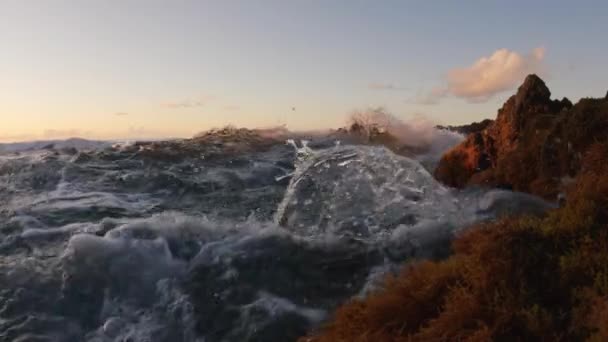 Wild Wave Breaking Camera Slow — Vídeo de Stock