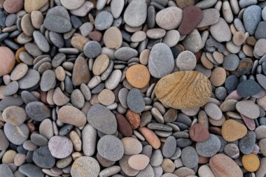 Yuvarlak taşların arka planı, farklı renkler, üst görünüm