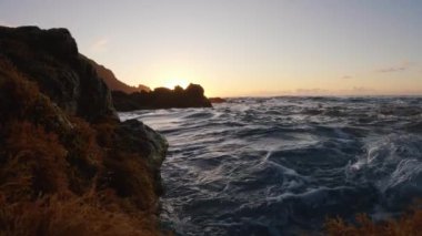 Okyanus dalgaları alacakaranlıkta metin uzayı ile süper yavaş çekimde hareket ediyor