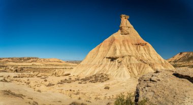 Castil de tierra muhteşem piramit oluşumu Navarre çorak topraklarında metin uzayı ile