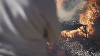 Asma ağacının otantik tadı ile nasırları hazırlamak, yavaş çekim