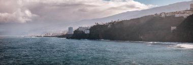 Tenerife adası engebeli kıyı şeridi insan builidngleri tarafından fethedildi.