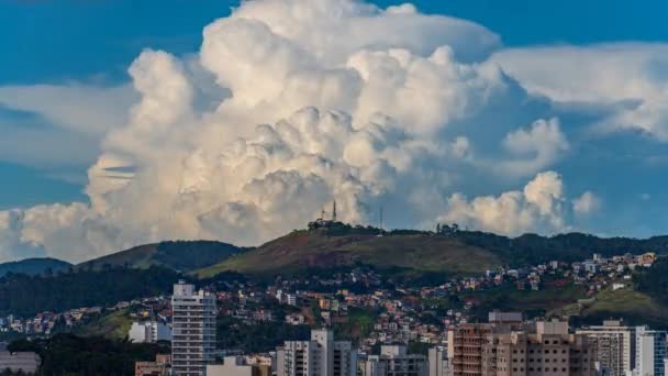 Skyward Antenas 山の都市景観における雲爆発の時間的経過 — ストック動画