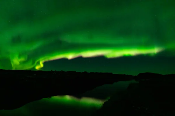 Aurora Borealis Фиолетовые Зеленые Лучи Покрывающие Небо Над Зеркалом Озера — стоковое фото