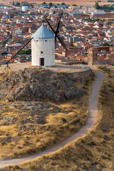 Alte Windmühle Auf Dem Hügel Vor Der Stadt Hintergrund — Stockfoto
