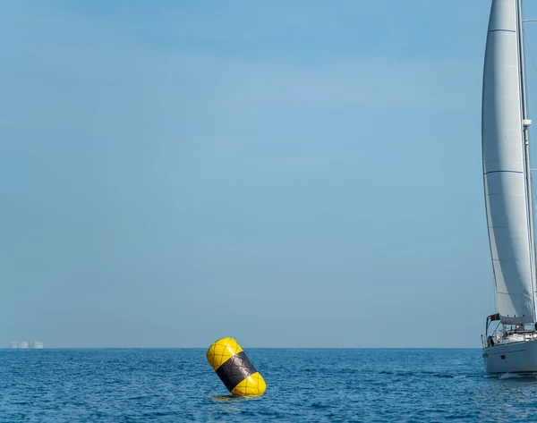 Yelkenli Sarı Şamandıra Gaz Tankları Arka Planda — Stok fotoğraf