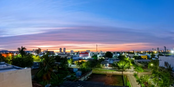 Eine Langzeitbelichtung Fängt Den Atemberaubenden Sonnenaufgang Über Der Brasilianischen Stadt — Stockfoto
