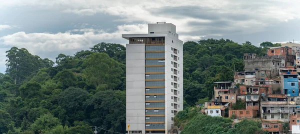 Contraste Entre Ricos Pobres Vividamente Retratado Neste Edifício Moderno Que — Fotografia de Stock