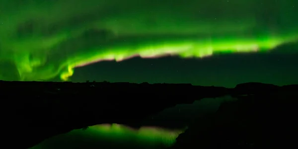 Spektakuläre Polarlichter Mit Grünen Und Violetten Strahlen Über Dem See — Stockfoto