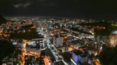 Brezilya 'daki Juiz de Fora şehrinin gece vakti doluyor.