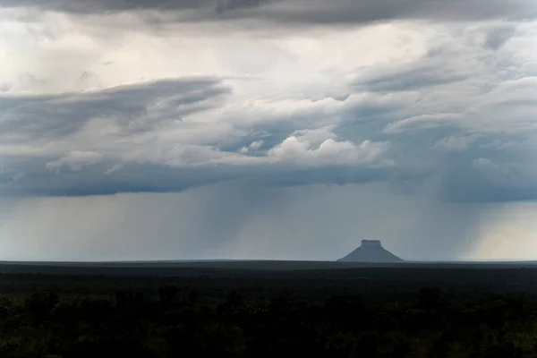 Pyramid Shaped Plateau Silhouette Emerges Far Horizon Storm Rainfall Clouds — Stock Photo, Image