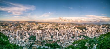 Alacakaranlıkta Juiz de Foras kentsel gökdelenlerinin inanılmaz manzarasının tadını çıkarın, sayısız gökdelenler, günbatımı parlaklığı ve metin için yer. Seyahat, mimari ya da şehir hayatı projeleri için mükemmel.