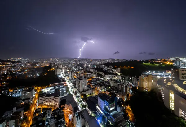 在巴西的胡伊兹 Juiz Fora 一场雷击击中一座满城摩天大楼的景象令人震惊 天空中的文字空间 — 图库照片