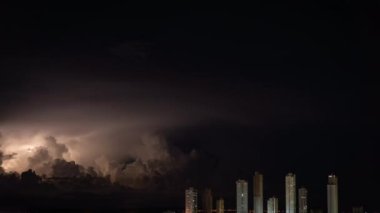 Büyük fırtına ve yüksek gökdelenler metin uzayıyla birlikte zaman aşımına uğradı