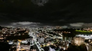 Juiz de Fora, Brezilya 'da Gece Trafiği ve Gökdelenler