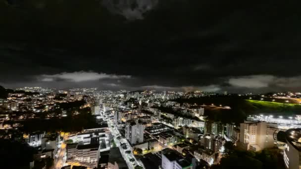 巴西Juiz Fora的夜间交通和摩天大楼 — 图库视频影像
