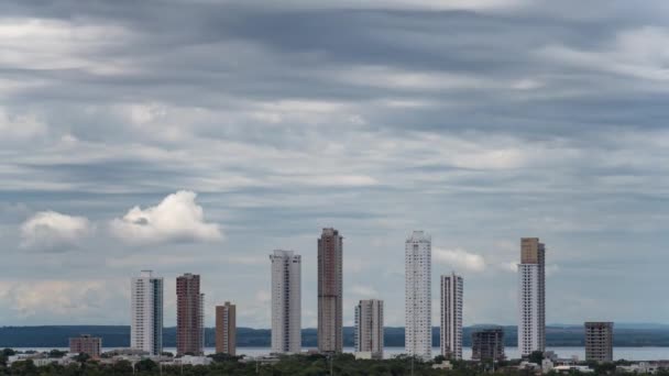 Μια Μαγευτική Θέα Timelapse Των Πανύψηλων Ουρανοξύστες Πλαισιωμένο Από Μια — Αρχείο Βίντεο