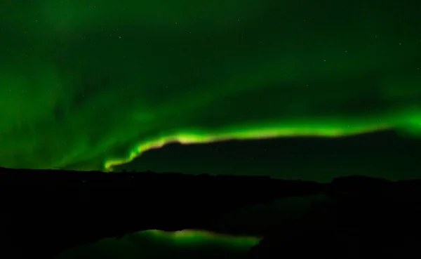 Aurora Borealis Světlo Paprsky Přes Jezero Tmavé Noci — Stock fotografie