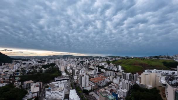 ブラジルのフイズ フォラ市で雨季の時間経過の暗い曇りの空 — ストック動画