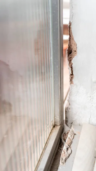 Разбитая Рама Разрушенная Треснутая Стена Позволяют Внешним Элементам Входить Внутрь — стоковое фото