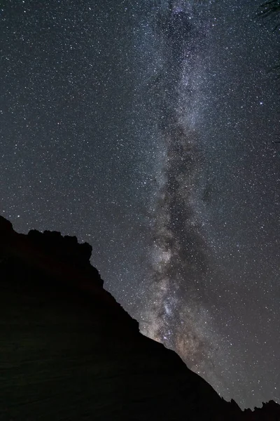 Helle Milchstraße Über Dem Dunkelschwarzen Berg — Stockfoto